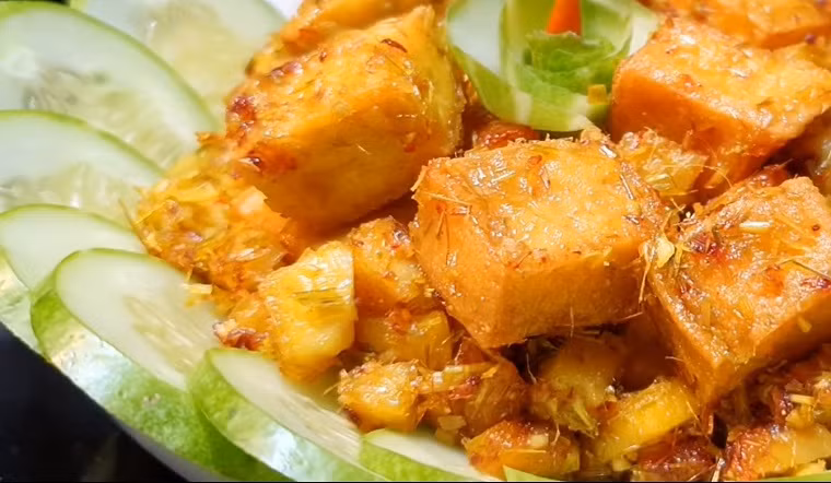  Đậu hủ sốt sả ớt: Chuẩn bị các nguyên liệu sẵn sàng. Đậu hũ cắt miếng vừa ăn, sả và ớt bằm nhỏ. Làm nóng chảo, cho dầu ăn vào chiên đậu hũ vàng đều, vớt ra để riêng. Trong một chảo khác, làm nóng dầu ăn. Cho sả, ớt vào phi cho dậy mùi thơm, rồi cho xì dầu, đường, 2 muỗng nước vào nấu sôi lên. Nêm nếm vừa khẩu vị thì cho đậu hũ đã chiên vào, đậy nắp nấu thêm 5 phút nữa là được.