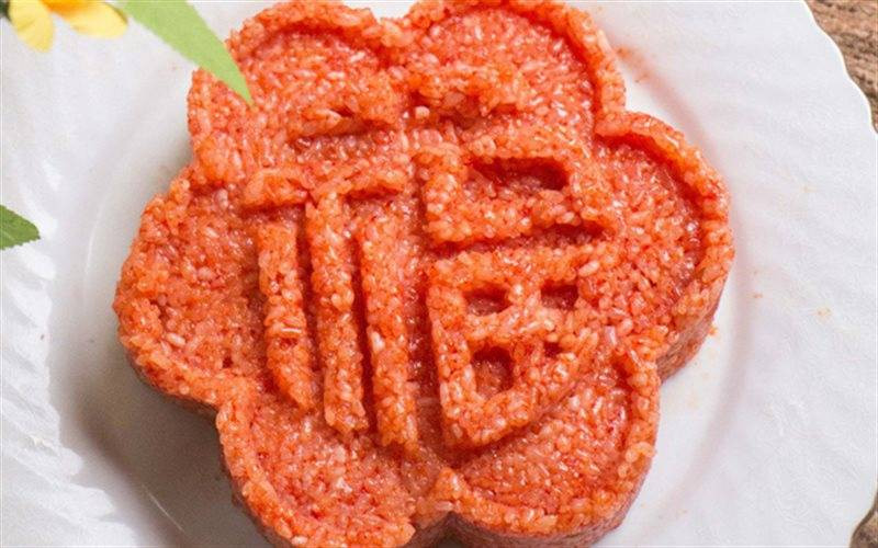Xôi căng mẩy, bóng đẹp, dẻo thơm, nổi bật bởi màu đỏ tươi thắm rất hấp dẫn. Ảnh minh họa 