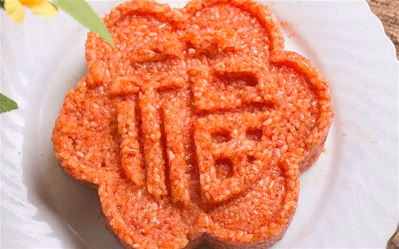 Xôi căng mẩy, bóng đẹp, dẻo thơm, nổi bật bởi màu đỏ tươi thắm rất hấp dẫn. Ảnh minh họa 