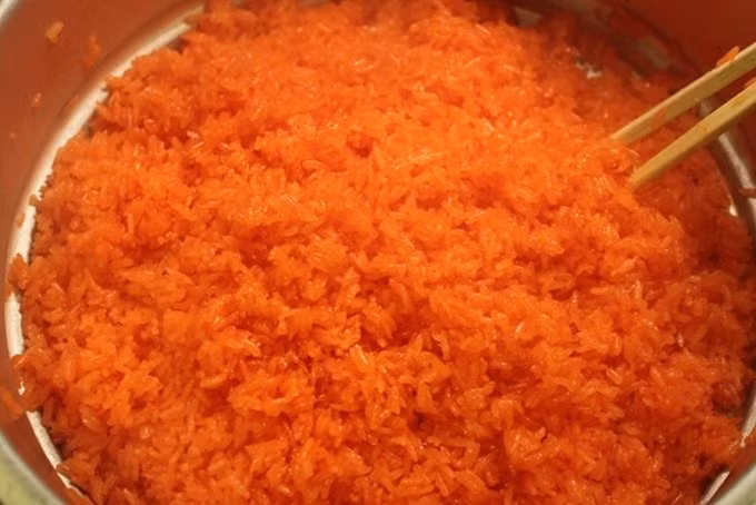 Để có đĩa xôi gấc ngon căng mẩy, bóng mượt cần đồ 2 lần lửa. Lần 1: Đun sôi nước, làm nóng chõ đồ xôi, hạ nhiệt và cho gạo nếp vào chõ, dàn đều. Sau 20 - 30 phút khi xôi chín được 80% thì dỡ ra giá, dàn đều. Cho 100 gr đường (điều chỉnh theo khẩu vị), chút dầu ăn vào xôi rồi đảo đều. Ảnh minh họa