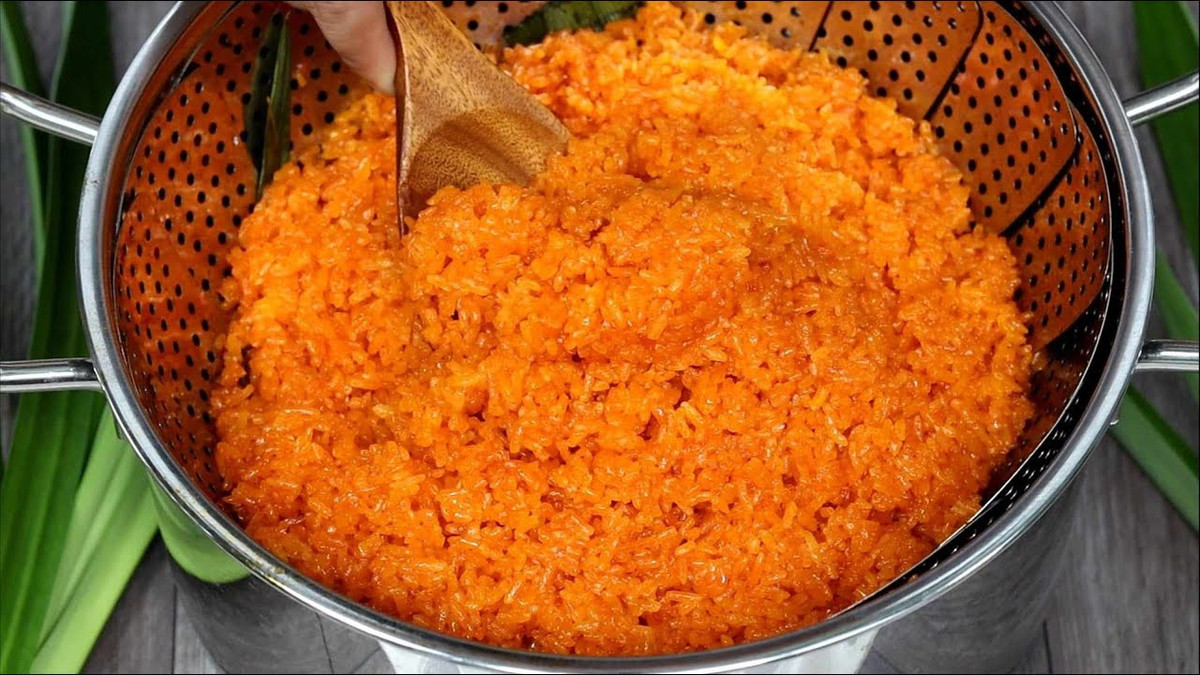 Tiếp tục cho xôi vào chõ để đồ lần 2, chú ý giữa lửa thật đều. Sau 15 phút tính từ khi nước sôi, tắt bếp và ủ tiếp 5 - 6 phút cho xôi dẻo mềm. Chú ý khi đồ xôi đặt thêm khăn xô bên trên để hứng nước từ vung rơi xuống tránh nhão xôi. Tắt bếp, múc xôi ra đĩa. Nếu muốn đơm vào khuôn tạo hình thì làm khi xôi còn nóng sẽ dễ hơn. Ảnh minh họa