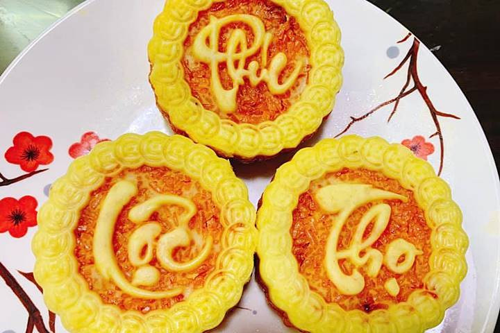 Lưu ý khi nấu xôi gấc: Chọn gấc cần chú ý màu đỏ tươi, vỏ mỏng, gai nhỏ đều và thưa, cuống to sẽ có thịt dày và ngon. Gạo nên chọn những loại đều hạt, hạt nếp phải có màu trắng đục, căng bóng, thơm. Khi ngâm gạo nên cho một chút muối để tạo vị đậm cho xôi. Nước nấu xôi chỉ nên chiếm 1/3 dung tích của nồi, không nên cho quá nhiều nước vì nước bốc hơi mạnh sẽ khiến xôi bị nhão. Nếu không may xôi bị khô nên vẩy thêm 10-20ml nước lên mặt xôi sau đó phủ một chiếc khăn sạch đã nhúng nước lên trên bề mặt xôi, đậy nắp kín và tiếp tục hấp. Cứ 10 phút mở nắp một lần để lau hơi nước trên nắp nồi và đảo đều gạo nếp cho đến khi xôi chín dẻo. Ảnh minh họa