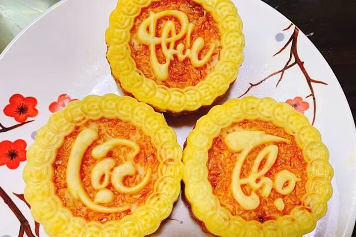 Lưu ý khi nấu xôi gấc: Chọn gấc cần chú ý màu đỏ tươi, vỏ mỏng, gai nhỏ đều và thưa, cuống to sẽ có thịt dày và ngon. Gạo nên chọn những loại đều hạt, hạt nếp phải có màu trắng đục, căng bóng, thơm. Khi ngâm gạo nên cho một chút muối để tạo vị đậm cho xôi. Nước nấu xôi chỉ nên chiếm 1/3 dung tích của nồi, không nên cho quá nhiều nước vì nước bốc hơi mạnh sẽ khiến xôi bị nhão. Nếu không may xôi bị khô nên vẩy thêm 10-20ml nước lên mặt xôi sau đó phủ một chiếc khăn sạch đã nhúng nước lên trên bề mặt xôi, đậy nắp kín và tiếp tục hấp. Cứ 10 phút mở nắp một lần để lau hơi nước trên nắp nồi và đảo đều gạo nếp cho đến khi xôi chín dẻo. Ảnh minh họa