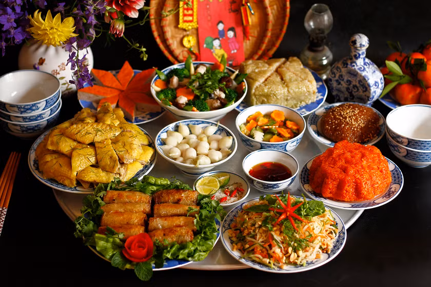 Trên mâm cỗ cúng gia tiên ngày đầu năm mới hay bữa cơm Tất niên, người Việt thường chuẩn bị thêm một đĩa xôi gấc như niềm tin sẽ được nhiều lộc, nhiều may mắn trong cả năm. Ảnh Internet