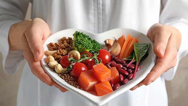  Chế độ ăn tốt cho tim: Hạn chế ăn chất béo bão hòa, chất béo chuyển hóa và natri, vì chúng gây tích tụ mảng bám động mạch và tăng huyết áp. Thay vào đó, hãy bổ sung chất béo lành mạnh như axit béo omega-3 trong cá, các loại hạt. Chocolate đen, chứa ít nhất 70% ca cao, cũng có lợi cho sức khỏe tim mạch nhờ chất chống oxy hóa khi tiêu thụ ở mức độ vừa phải. Ảnh minh họa 