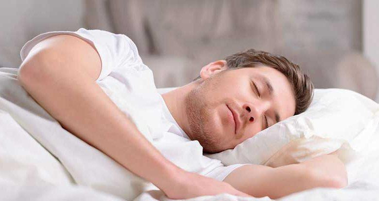  Ngủ đủ giấc: Thức khuya, ngủ không đủ giấc không chỉ làm suy yếu hệ thống miễn dịch mà còn tăng tỷ lệ mắc bệnh tim mạch. Khi thiếu ngủ, mạch máu co lại, huyết áp tăng, gây áp lực lên tim. Điều này làm tăng nguy cơ các bệnh lý như mạch vành, xơ vữa động mạch, cao huyết áp. Ảnh minh họa 