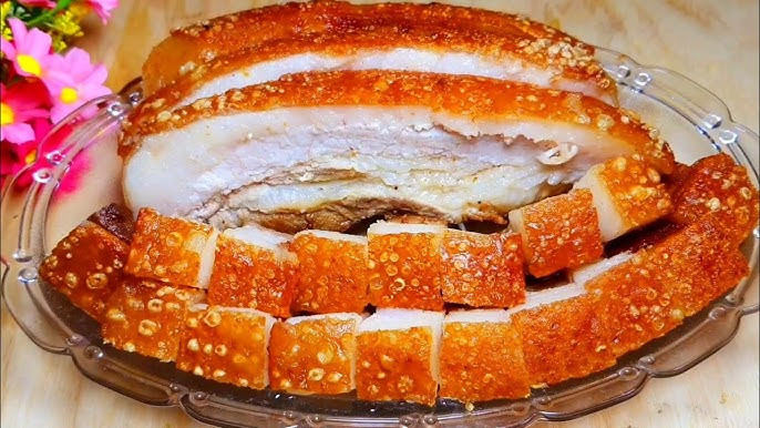 Chiên trong khoảng 10 phút thì lật phần thịt còn lại chiên thêm 5 phút nữa rồi vớt ra dĩa. Sau đó chặt thịt thành từng miếng nhỏ vừa ăn là có thể thưởng thức. Ảnh Internet