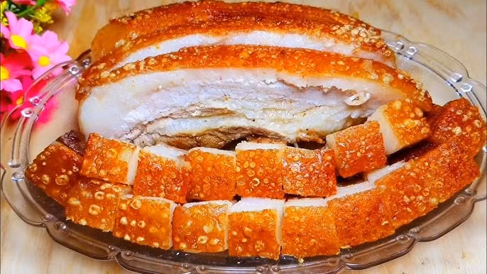 Chiên trong khoảng 10 phút thì lật phần thịt còn lại chiên thêm 5 phút nữa rồi vớt ra dĩa. Sau đó chặt thịt thành từng miếng nhỏ vừa ăn là có thể thưởng thức. Ảnh Internet