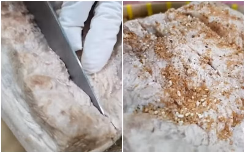 Tiếp đến là phần ướp thịt, khi thịt đã nguội dùng dao khứa ngang ở giữa phần thịt để khi ướp thịt mau thấm gia vị hơn. Cho phần gia vị đã trộn trước đó thoa đều lên phần thịt, rồi rưới thêm phần nước được vắt từ hành tím và tỏi lên.