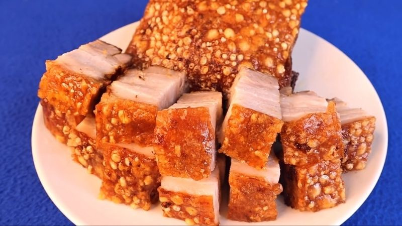 Dùng 1 miếng giấy bạc lót dưới nồi để mỡ chảy ra không bị khô và làm gỉ nồi. Cho thịt vào nồi chiên, chú ý để phần da lên phía trên. Chỉnh nhiệt độ 180 độ C và nướng trong 60 phút. Sau đó, lấy thịt ra và cắt thành những miếng vừa ăn. Ảnh Internet