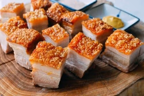 Dưới đây là một số bí quyết làm món thịt heo quay vàng rụm, giòn bì, ai ăn cũng mê mẩn. Ảnh minh họa