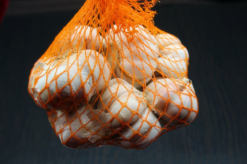  Nên bảo quản tỏi ở nơi thoáng mát, khô ráo, tránh nơi ẩm thấp để tỏi không bị hư, mốc. Nếu tỏi đã bóc vỏ, hãy cho vào hộp thủy tinh đậy kín và bảo quản trong ngăn mát tủ lạnh.Tỏi sau khi băm có thể bảo quản trong ngăn đông và có hộp đậy kín. Ảnh Internet