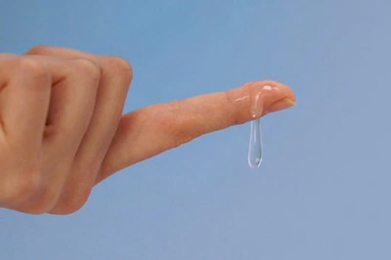  Tiết dịch bất thường: Nếu dịch có mùi hôi, vón cục, hoặc đổi màu, đây có thể là triệu chứng của nhiễm trùng nấm men hoặc viêm âm đạo do vi khuẩn ở phụ nữ. Ở nam giới nếu dịch tiết có màu xanh lục hoặc hơi vàng, đây có thể là dấu hiệu của viêm niệu đạo - một triệu chứng liên quan đến bệnh lây truyền qua đường tình dục như chlamydia, herpes hoặc lậu. Ảnh minh họa