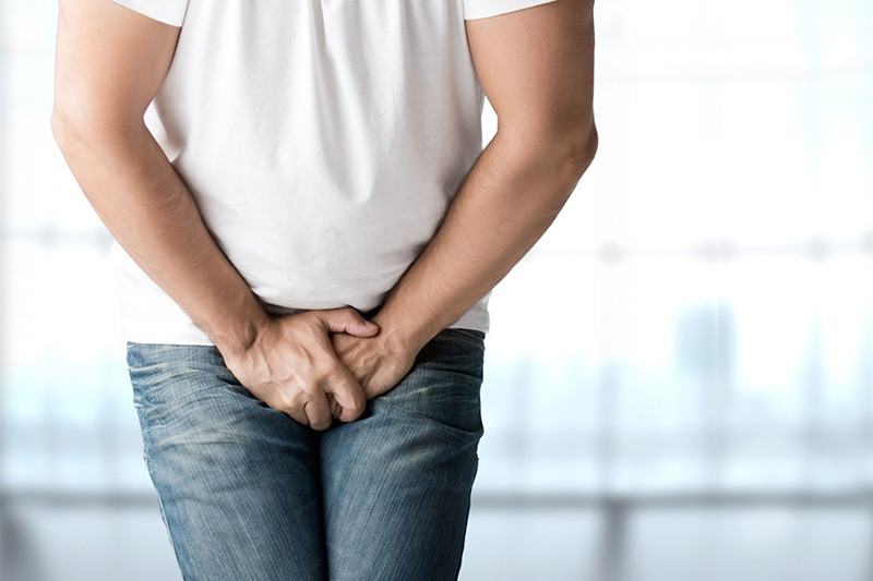  Cương cứng dai dẳng: Ở nam giới, cơn đau khi cương cứng, đặc biệt kéo dài trên 4 giờ, là tình trạng nghiêm trọng không nên bỏ qua. Nguyên nhân có thể liên quan đến lưu lượng máu bất thường đến dương vật, rối loạn máu, chấn thương, nhiễm trùng đường tiết niệu, hoặc tác dụng phụ của thuốc kê đơn, thuốc kích thích. Ảnh minh họa