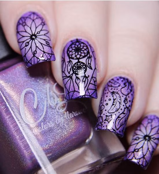 Một mẫu móng tay với các hoạ tiết phức tạp.