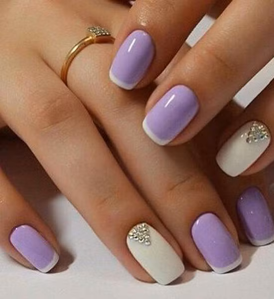 Tím ngọc pha chút trắng lên đầu móng tay sẽ khiến bạn trở nên phá cách và kiều diễm.