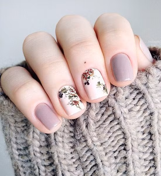 Màu tím hồng tạo nên vẻ thanh lịch và sẽ thật tuyệt hơn nữa nếu bộ móng tay của bạn được phá cách bằng những hoạ tiết nhỏ, tinh tế.