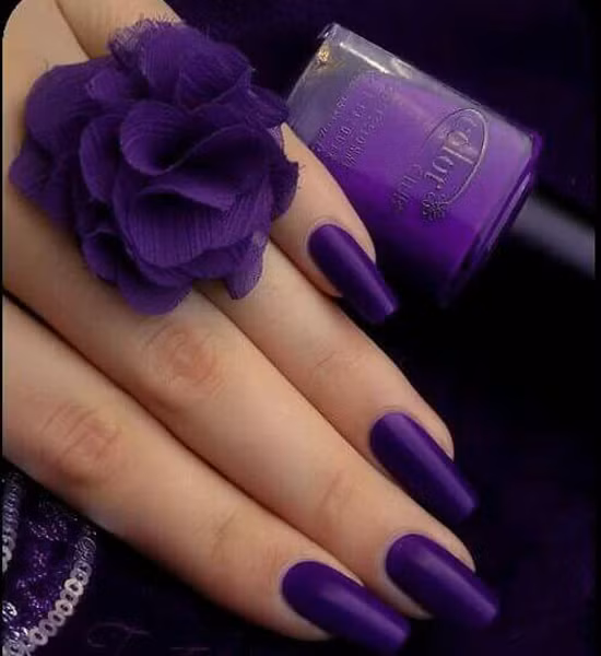 Thời gian gần đây, các dòng sản phẩm sơn móng tay màu tím đều đang tiêu thụ mạnh mẽ và trở thành xu hướng cho mùa thu này.