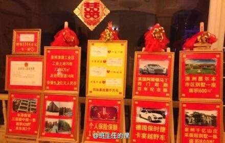 Đối với những tài sản không thể mang đến được thì người thân của cô dâu chú rể đã tặng theo hình thức chụp ảnh và giấy tờ. Như trong hình là những chiếc siêu xe cùng với giấy tờ nhà đất.