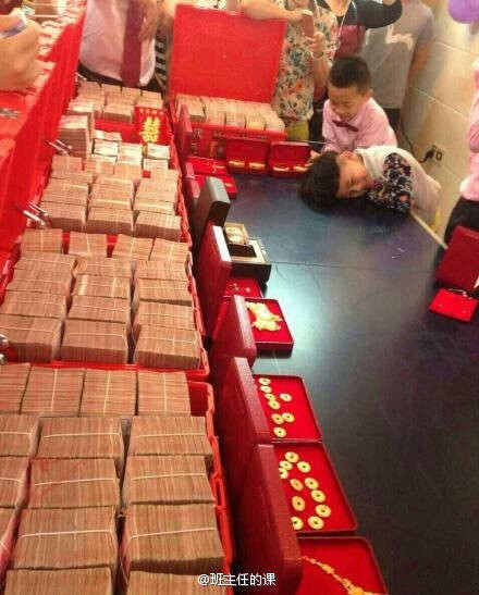 Ngoài vàng ra, người thân còn tặng cho đôi tân lang tân nương hàng chồng tiền.