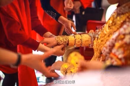 Trong ảnh, cô dâu được họ hàng, người thân liên tục tặng những món quà cưới là trang sức với số lượng nhiều không đếm xuể.