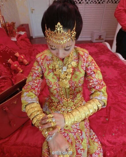 Tuy bài viết không nói đến xuất thân của cô dâu và chú rể nhưng chỉ cần nhìn qua thôi cũng biết gia đình hai bên "môn đăng hộ đối" thế nào rồi.