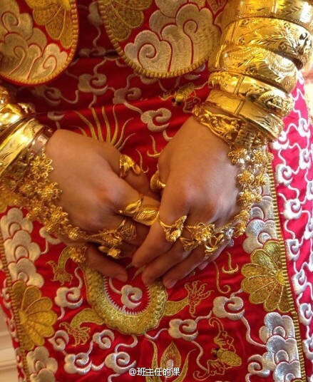 Mặc trên mình một bộ váy cưới truyền thống và những bộ trang sức được thiết kế tinh xảo, cô dâu trở nên vô cùng lộng lẫy.