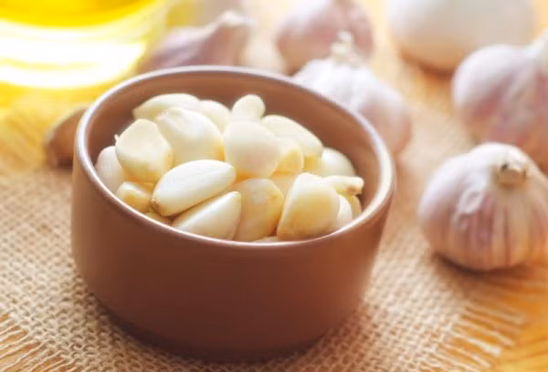 Tỏi: Đây là loại gia vị chứa nhiều vitamin, dưỡng chất và các thành phần khác có tác dụng chống nhiễm trùng.