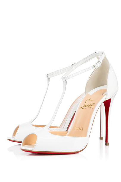 Với mẫu thiết kế thanh mảnh của màu trắng tinh khiết, được điểm xuyết bởi những viền đỏ nhẹ. Mẫu "senora Patent" của Christian Louboutin thực sự là một trong những đôi giày cưới hot nhất năm 2016.