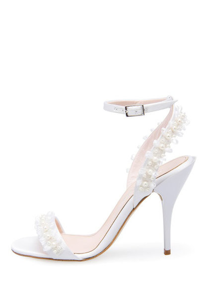 Thương hiệu Oscar de la Renta vốn từ lâu đã nổi tiếng với những thiết kế được đính với ngọc trai một cách nhẹ nhàng và quyến rũ.