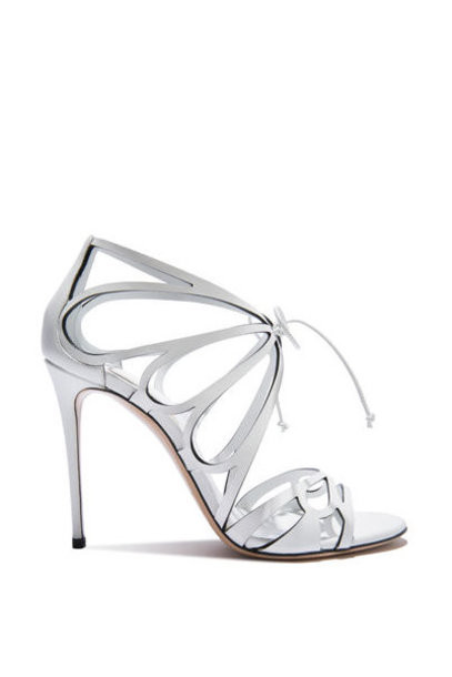 Năm 2016 không phải là năm giành cho những thiết kế quá kiểu cách. Kể cả những mẫu thiết kế cầu kỳ nhất như "Evening" của Casadei cũng không mang lại nét "phá cách" thực sự.