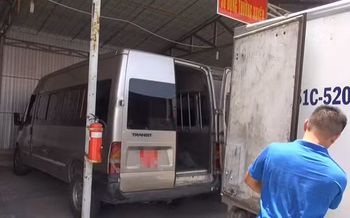 Xe bien do cho hon 2 tan thit trau boc mui nong nac