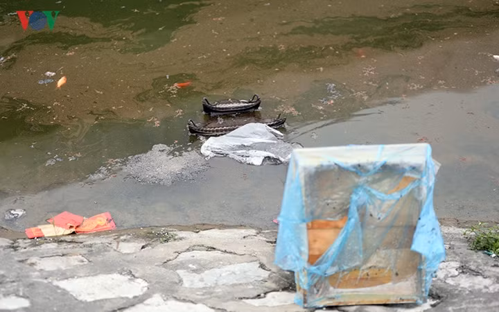 Tại hồ Hoàng Cầu có tới hàng chục ban thờ bị người dân vô tư xả thẳng xuống.