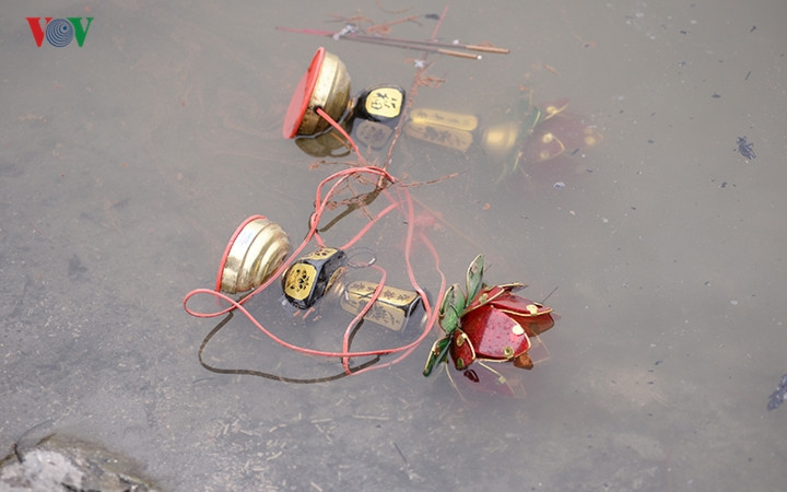 Tại các hồ ở Thủ đô, sau dịp lễ cúng ông Công ông Táo những đồ lễ trên ban thờ được người dân mang theo cùng cá đi phóng sinh xuống ao, hồ, sông.