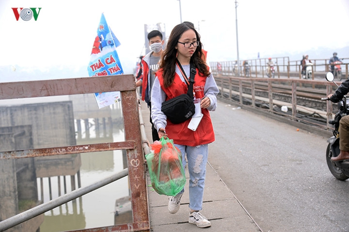 Cùng rác thải nilon khi thả cá.