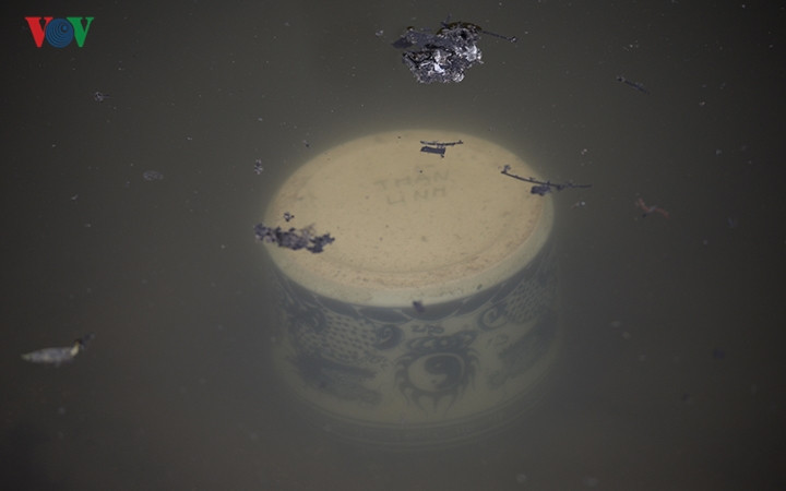 Bát hương trên ban thờ còn nguyên vẹn những vẫn bị vất xuống hồ.