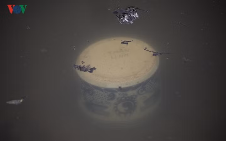 Bát hương trên ban thờ còn nguyên vẹn những vẫn bị vất xuống hồ.