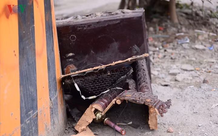 Một ban thờ tại chân đường sắt trên cao đường sắt Cát Linh - Hà Đông.