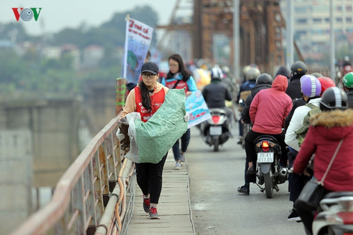 Nhóm học sinh, sinh viên tình nguyện giúp người dân xử lý bàn thờ vất đi tránh tình trạng ném xuống sông Hồng.