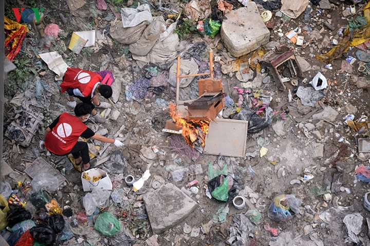 Các tình nguyện viên đã đốt những vật dụng này tránh để trôi sông, gây ô nhiễm.
