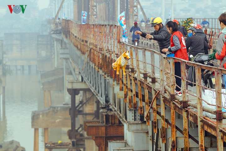 Trong khi đó, nhiều người thiếu ý thức bất chấp lời khuyên của nhóm tình nguyện vẫn vô tư ném con vật bằng sứ xuống sông.