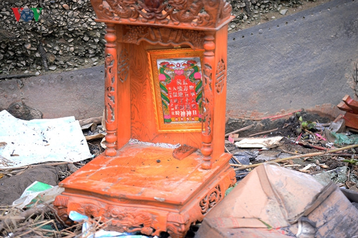 Cuối ngày cúng ông Công ông Táo, ven sông Hồng gần khu vực chân cầu Long Biên nhiều bàn thờ gần như còn nguyên vẹn đã bị những người thiếu ý thức thẳng tay vứt bỏ.