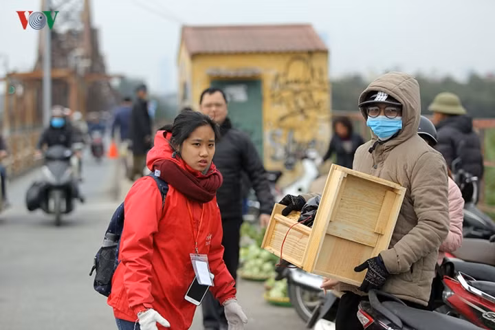 Nhiều người mang cả ban thờ còn mới nguyên ra cầu Long Biên định ném xuống sông Hồng nhưng đã có tình nguyện viên tuyên truyền và giúp mang đi đốt.