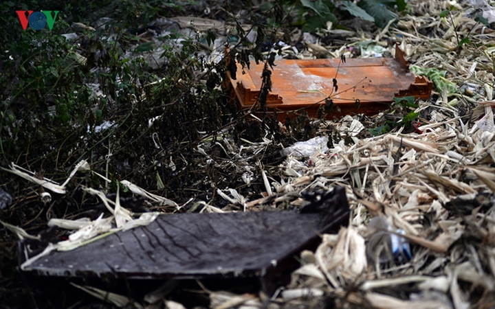 Chỉ một quãng sông rất ngắn đã có đến vài chục bàn thờ...