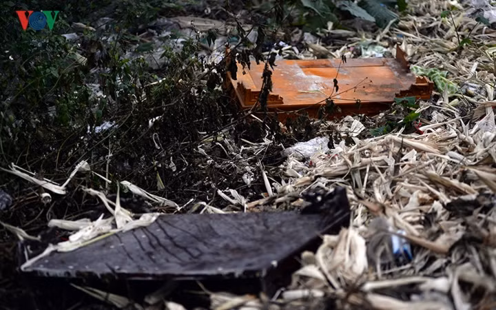 Chỉ một quãng sông rất ngắn đã có đến vài chục bàn thờ...