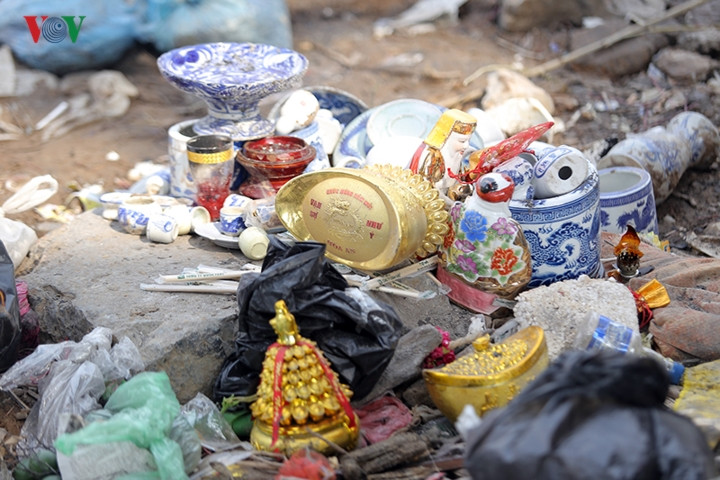 Hàng tấn bát hương, đồ lễ, rác thải,...bị người dân vô tư thải ra.