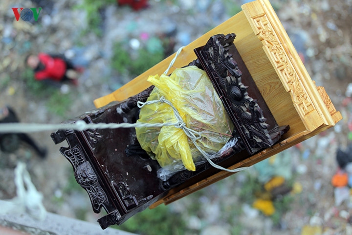 Những ban thờ này được thả bằng dây xuống chân cầu.