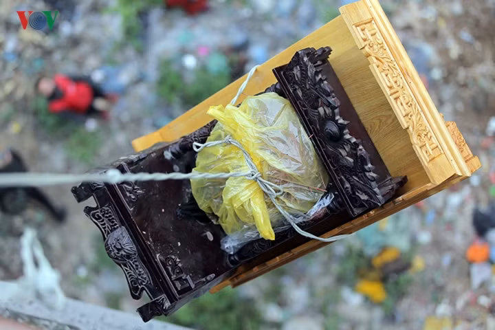 Những ban thờ này được thả bằng dây xuống chân cầu.