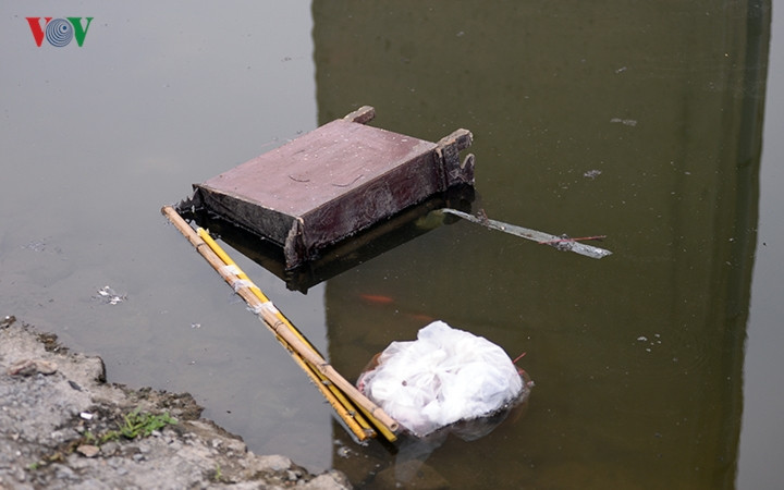 Tại hồ Tây, ban thờ cùng nilon rác thải theo cá xuống nước.