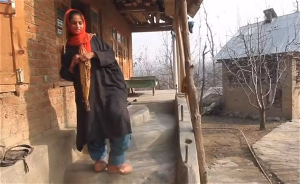 Hai hung co gai phai cat 8 ngon chan de... di vua giay